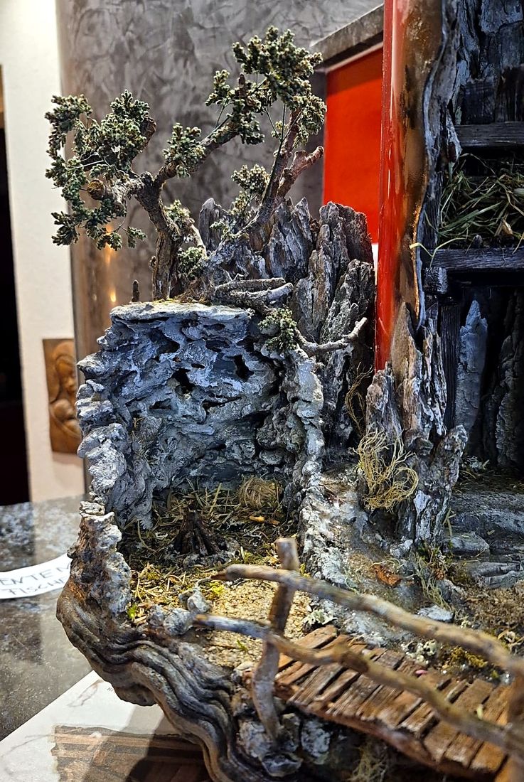 Detail: Felsen, Bäumchen und die Holzbrücke