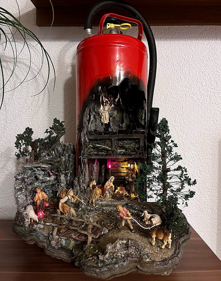 Die fertige Feuerlöscherkrippe mit Figuren und Beleuchtung