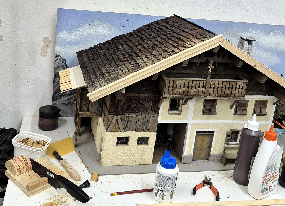 Die Jaufenthaler Krippe in der Restaurierung: Haus mit Balkon, neuem Dachabschluss und frischen Schindeln