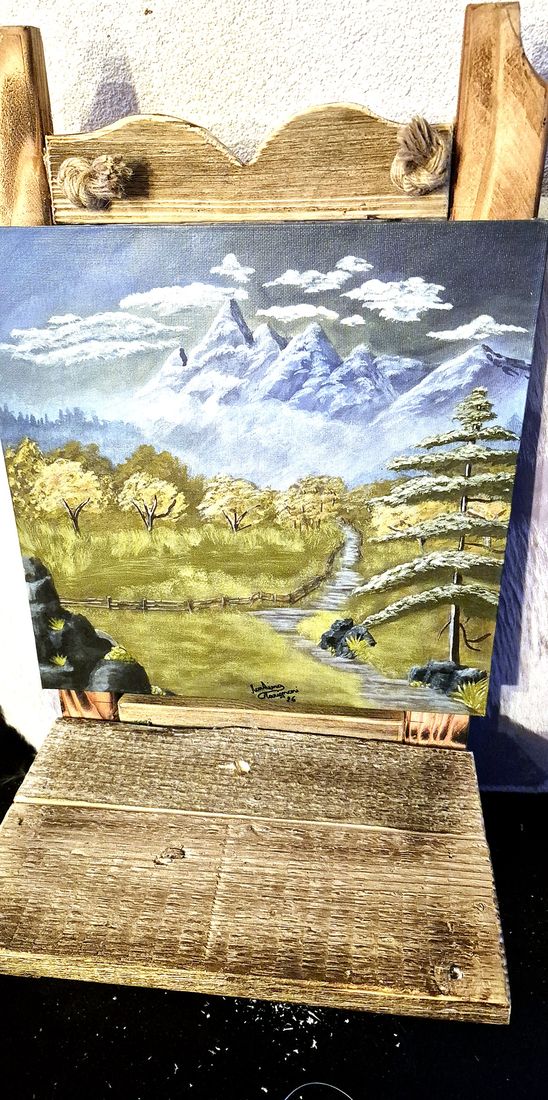 Am Anfang steht der Hintergrund: eine handgemalte Berglandschaft auf Leinwand