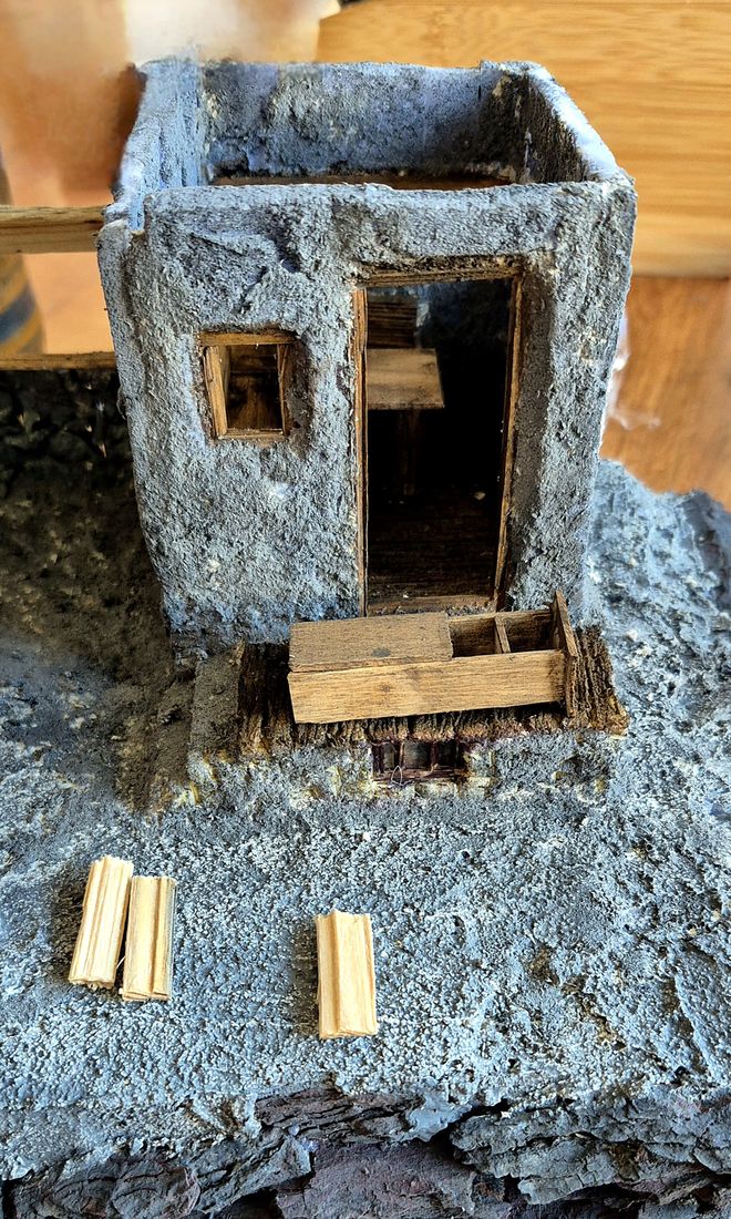 Das Erdgeschoss aus Mauerwerk mit Fenster und Tür