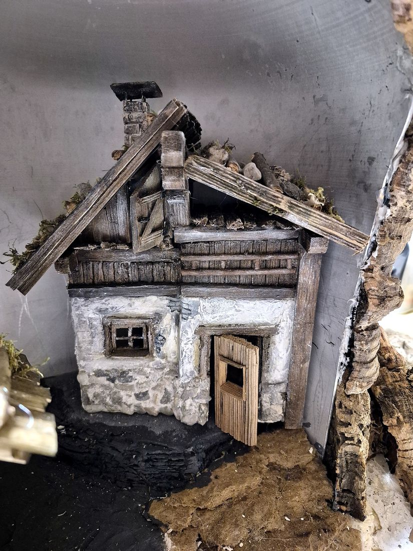 Das Haupthaus bekommt Tür, Kamin und Dachbegrünung
