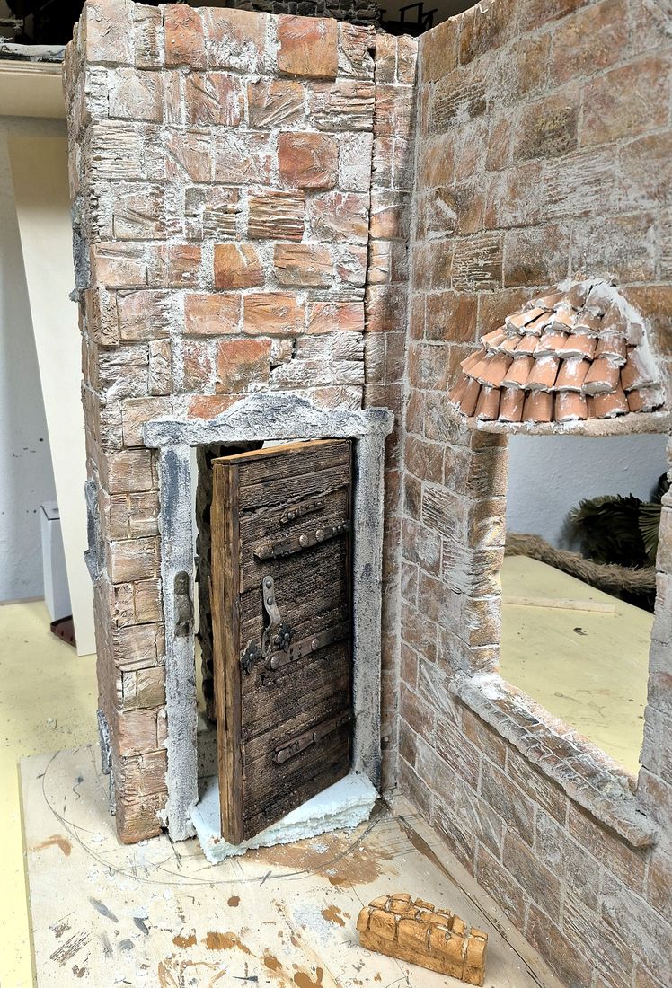 Der Anfang: Turm und Mauer aus Stein, die alte Holztür ist schon eingesetzt