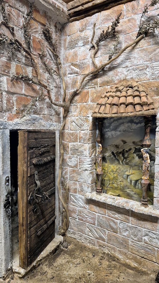 Die Wände sind bemalt, ein Rankast wächst die Mauer hinauf