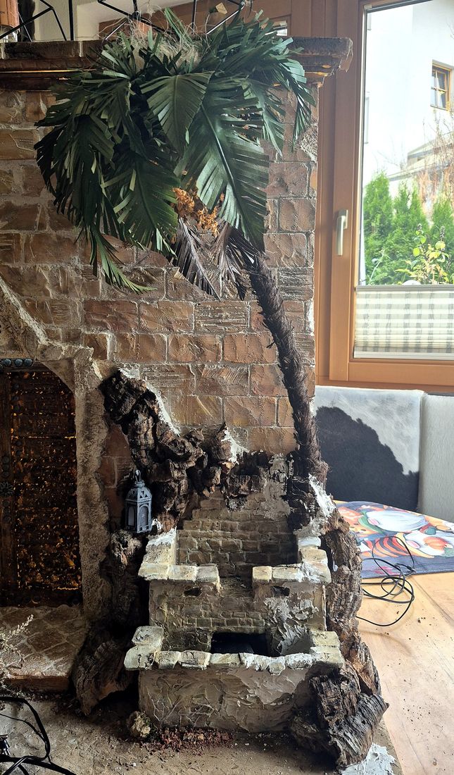 Palme und Brunnen aus Kork und Stein