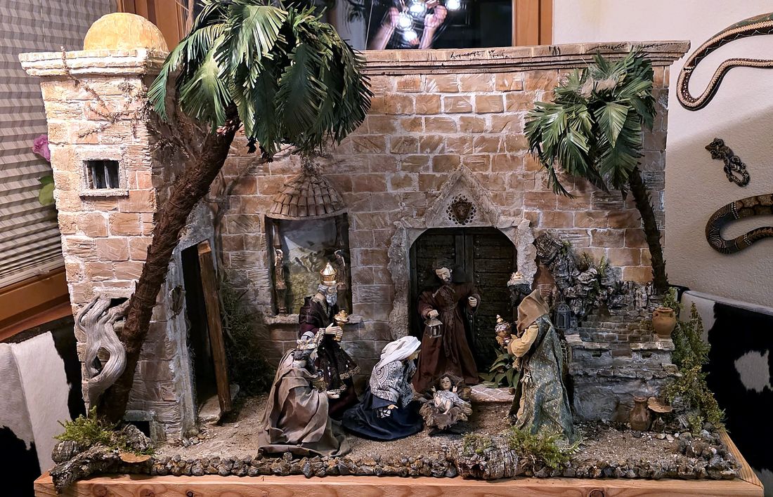 Die fertige Orientalische Krippe mit Figuren und zwei Palmen